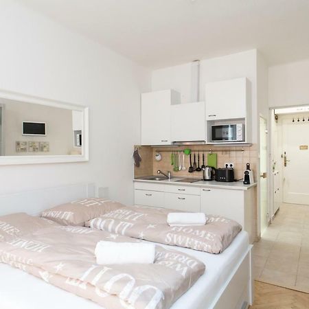 Cozy Studio With Parking Near City Center Prague Exterior photo