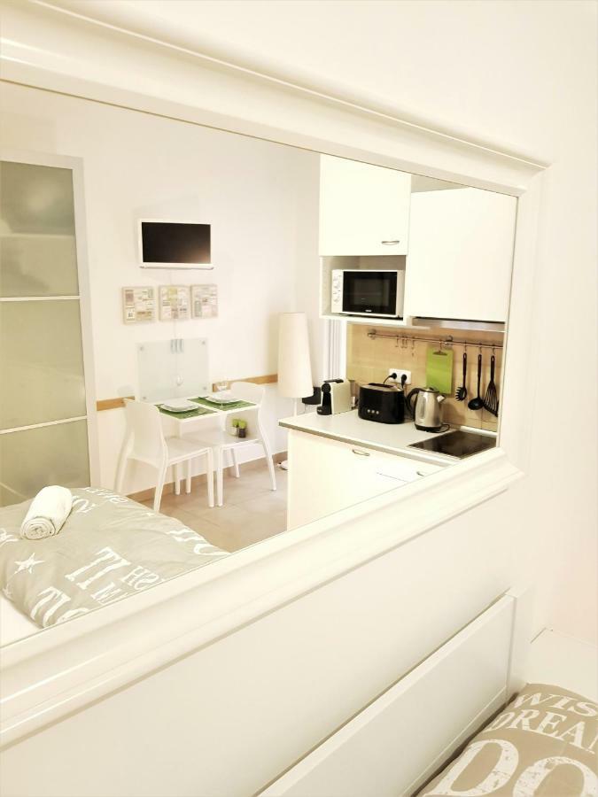 Cozy Studio With Parking Near City Center Prague Exterior photo