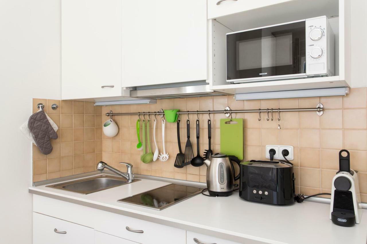Cozy Studio With Parking Near City Center Prague Exterior photo