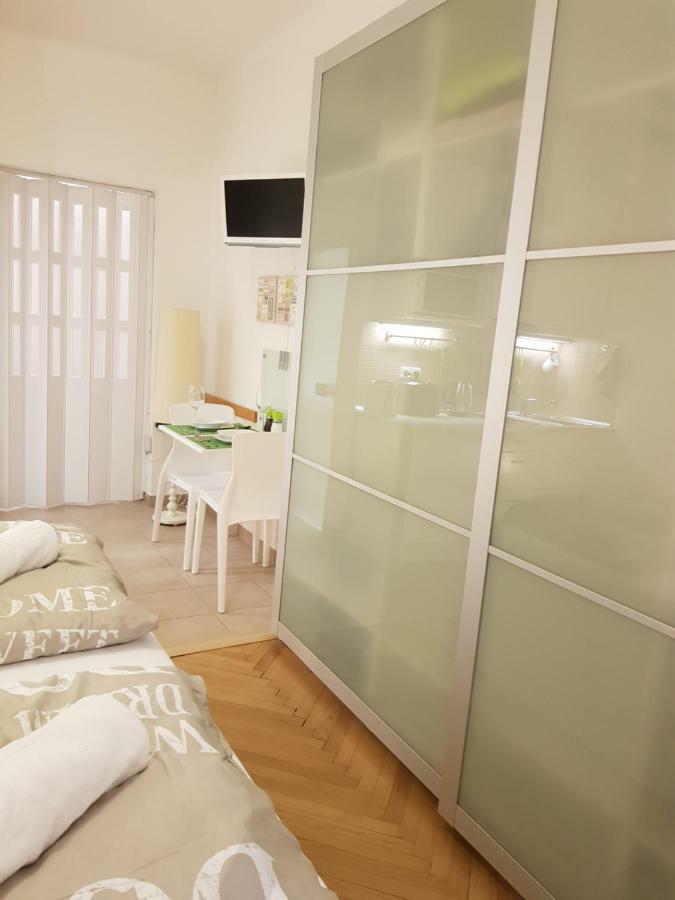 Cozy Studio With Parking Near City Center Prague Exterior photo