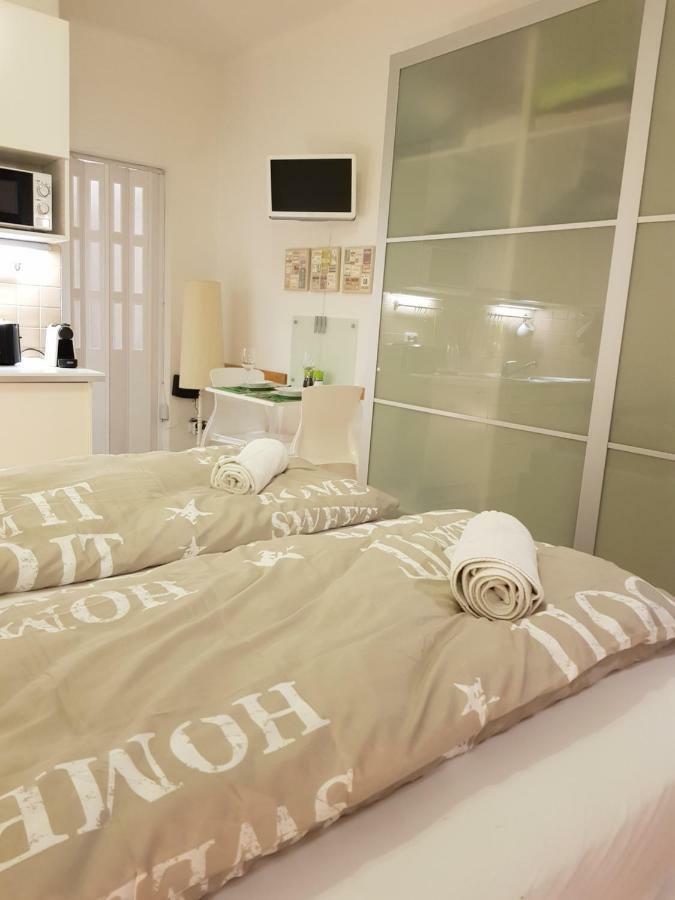 Cozy Studio With Parking Near City Center Prague Exterior photo